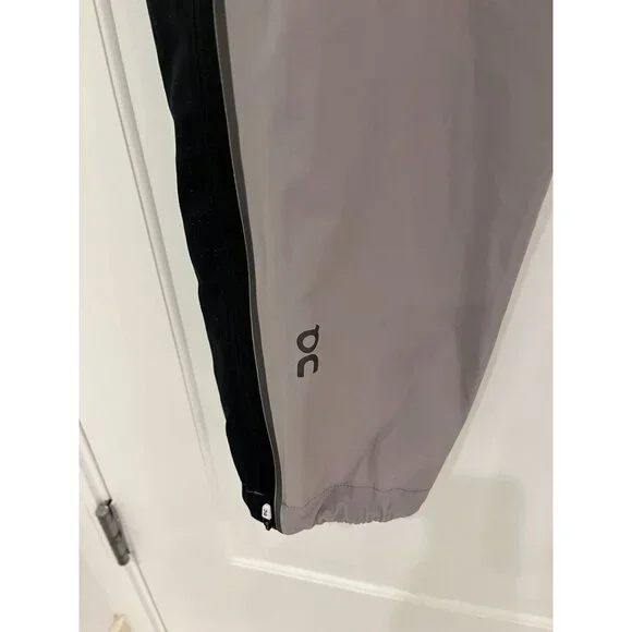 NWOT On Running Women's Run On Clouds Track Pant MEDIUM Zinc & Black
